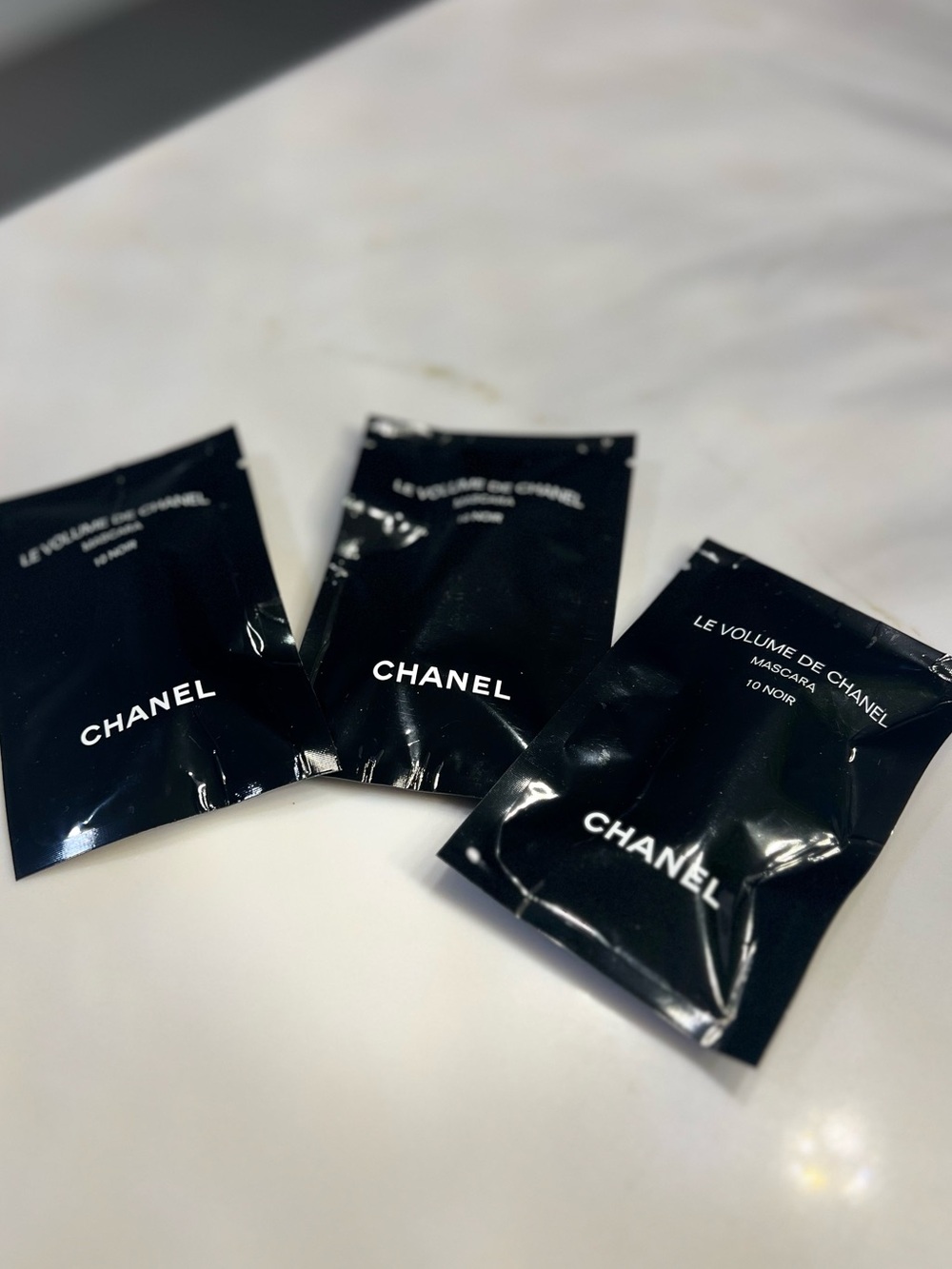 3 pieces of CHANEL Le Volume de Chanel Mascara Sample Pack - Black Sachets